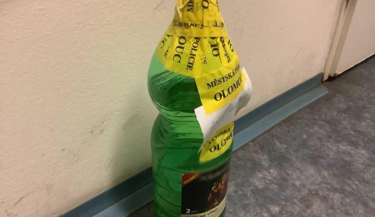 Zabavená láhev s vínem.