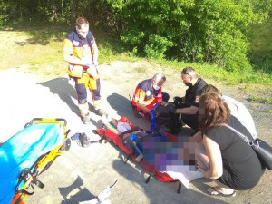 Strážníci poskytli první pomoc chlapci, který si po pádu z kola ošklivě zlomil obě ruce