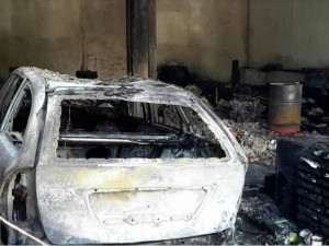 AKTUÁLNĚ: Hasiči likvidují požár garáží a aut, škoda se šplhá přes milion