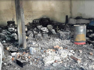 AKTUÁLNĚ: Hasiči likvidují požár garáží a aut, škoda se šplhá přes milion