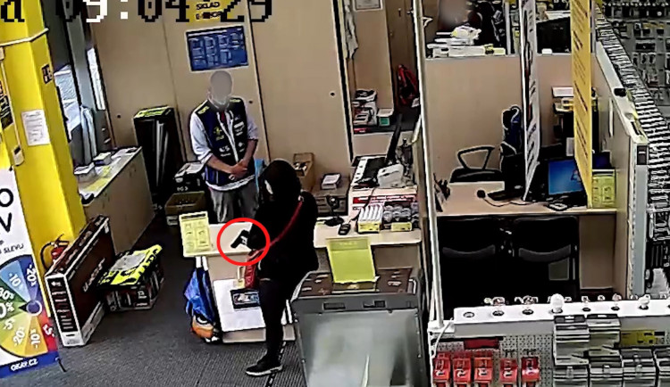 VIDEO: Žena přepadla elektro s airsoftovou pistolí. Odešla s nepořízenou