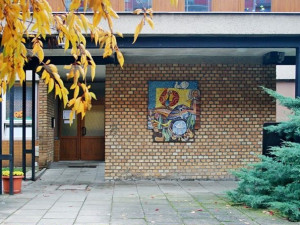 Původní stav skleněné mozaiky na MŠ Nedvědova