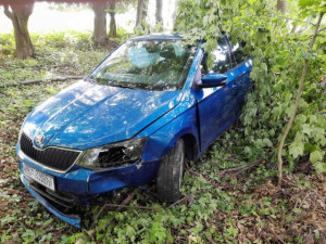 FOTO: Mladík si od mámy vzal auto bez jejího vědomí. Jízdu ukončil v lese