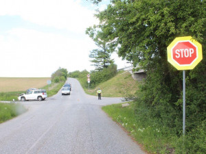 Řidič nezastavil na stopce a smetl auto na hlavní. Posádku převezli do nemocnice