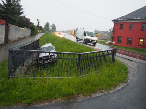 FOTO: Řidiče přepadla únava. S Octavií skončil v příkopu