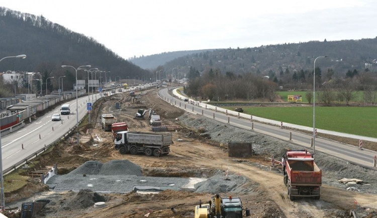 Na Žabovřeské se od pondělí změní organizace dopravy. Od Pisárek řidiči neodbočí na Bystrc