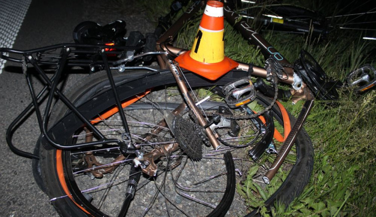 Silně opilý cyklista zůstal ležet uprostřed silnice. Měl štěstí v neštěstí