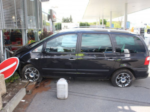 FOTO: Řidič Fordu na dálnici zazmatkoval a zastavil až nárazem do čerpací stanice