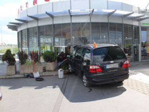 FOTO: Řidič Fordu na dálnici zazmatkoval a zastavil až nárazem do čerpací stanice