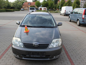 Řidička Toyoty nedala přednost cyklistovi. Na ošetření byl převezen do nemocnice