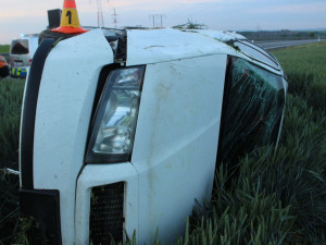 FOTO: Opilý cizinec neukočíroval na dálnici mezi Olomoucí a Vyškovem řízení a skončil v poli
