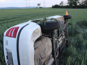 FOTO: Opilý cizinec neukočíroval na dálnici mezi Olomoucí a Vyškovem řízení a skončil v poli