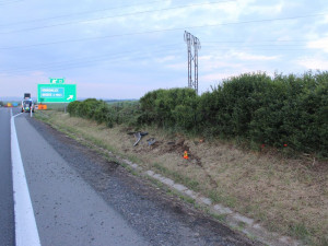 FOTO: Opilý cizinec neukočíroval na dálnici mezi Olomoucí a Vyškovem řízení a skončil v poli