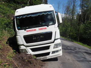 FOTO: Řidič kamionu najel na nezpevněnou krajnici a skončil v příkopu