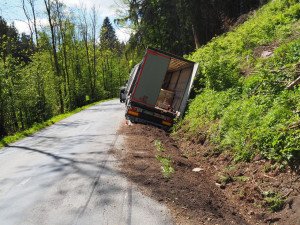 FOTO: Řidič kamionu najel na nezpevněnou krajnici a skončil v příkopu