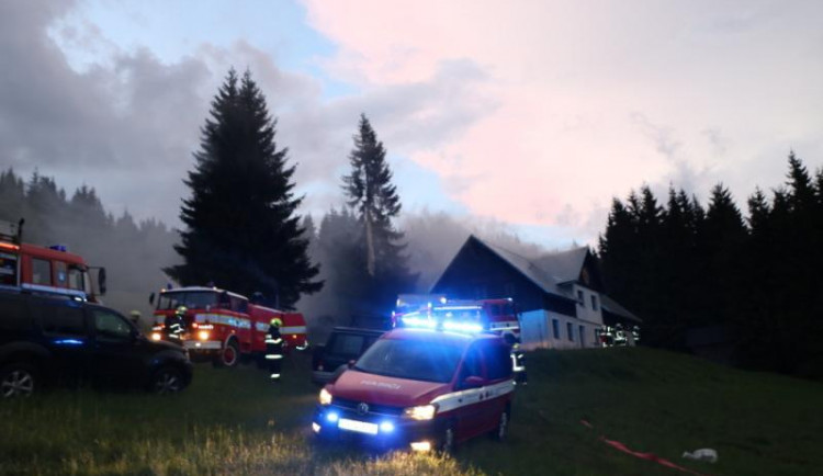 Hasiči vyjížděli k požáru chaty do Horního Maršova, pravděpodobně ji zapálil blesk