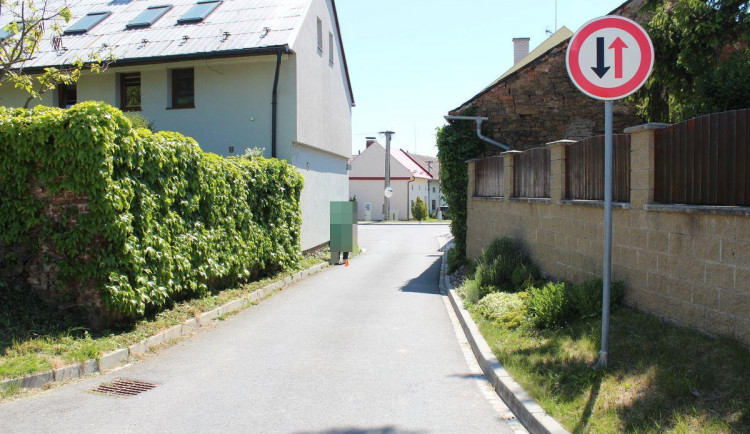 Policie hledá řidičku, která ujela od nehody, při které zranila chodce