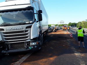FOTO: Nehoda kamionu ráno zablokovala dálnici D46, už se jezdí jedním pruhem