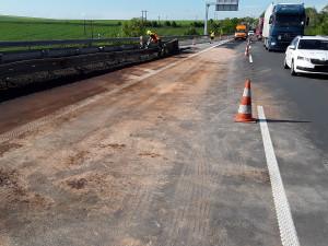 FOTO: Nehoda kamionu ráno zablokovala dálnici D46, už se jezdí jedním pruhem