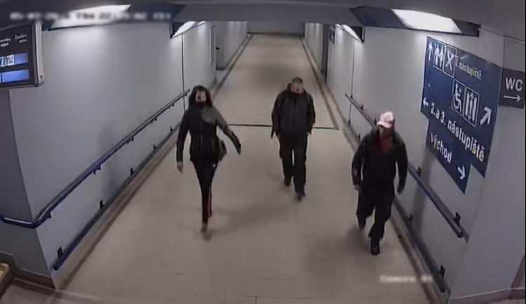 Poznáváte tyto osoby? Zavolejte na policii