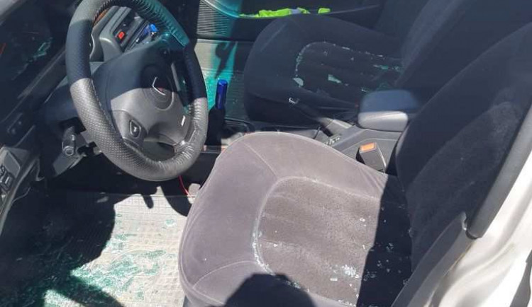 Agresivní řidič neúspěšně předjížděl přes plnou čáru. Auto před sebou poté zablokoval a běsnil dál