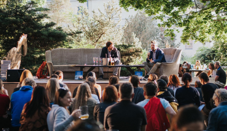 FOTO: Olomoucký cestovatel pokořil Korunu Evropy. Na letňáku pokřtil ve středu knihu