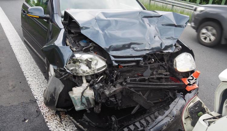 FOTO: Stavební práce komplikují provoz na sjezdu z dálnice. Včera se tu staly dvě nehody