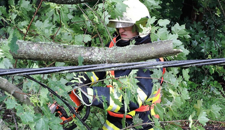 Hasiči měli večer třicet zásahů, řešili popadané stromy i požár od blesku