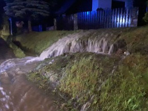 AKTUÁLNĚ: Hasiči kvůli bouřkám zasahují na desítkách míst, některé řeky vystoupaly na třetí povodňový stupeň