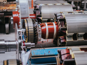 Firma M.L.S. Holice se s koronakrizí vyrovnala dobře. Zaměstnanci dobrovolně šili, rozbíhá se nová výroba