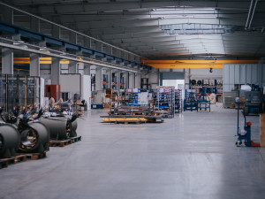 Firma M.L.S. Holice se s koronakrizí vyrovnala dobře. Zaměstnanci dobrovolně šili, rozbíhá se nová výroba