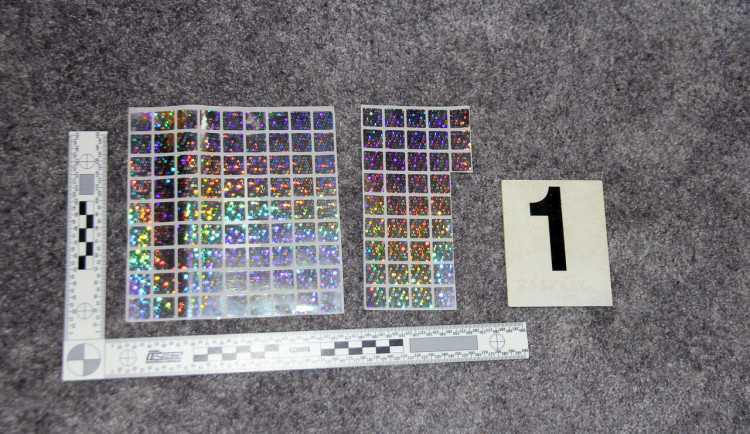 Mladík vyrobil a prodával padělky validačních známek na ISIC. Hrozí mu až dva roky vězení