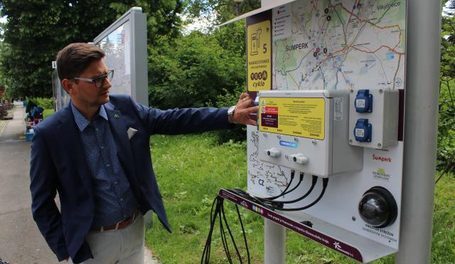 V Šumperku přibyla nabíjecí stanice pro elektrokola. Jejich síť se bude rozrůstat