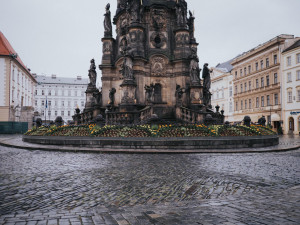FOTO: Na olomouckém Horním náměstí vykvetl Sloup Nejsvětější Trojice. Jak se vám líbí?
