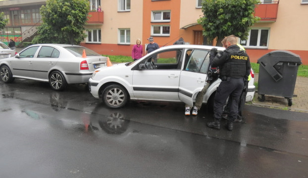 Řidič po osmi pivech naboural dvě auta při parkování. S policisty se pak chtěl prát