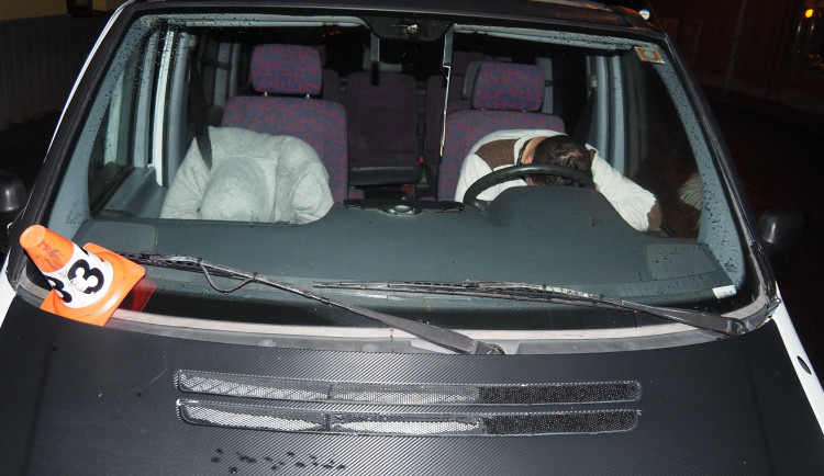 Opilý mladík boural při parkování. Po nehodě usnul za volantem a nebyl k probuzení