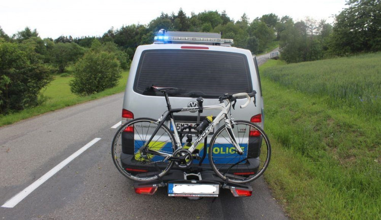 Muž havaroval v místě prudkého klesání.