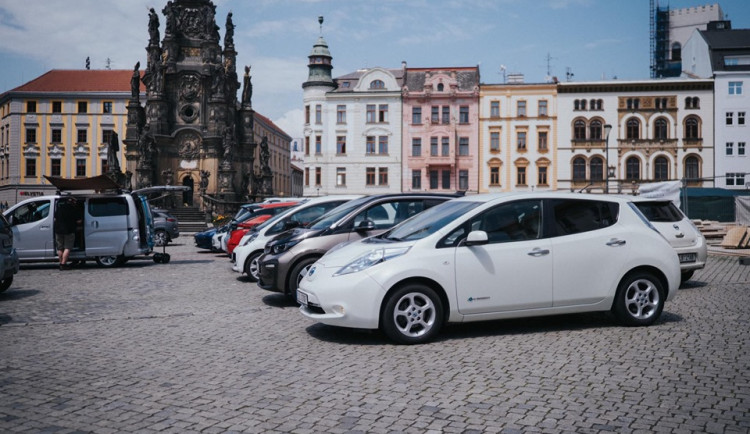 FOTO: Sraz elektromobilů se letos konal už popáté. Primátor na něm představil nový vůz