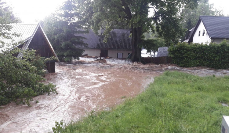 AKTUÁLNĚ: V Královéhradeckém kraji klid, v Pardubickém jsou záplavy.  V Heřmanově Městci přetekla hráz zámeckého rybníka