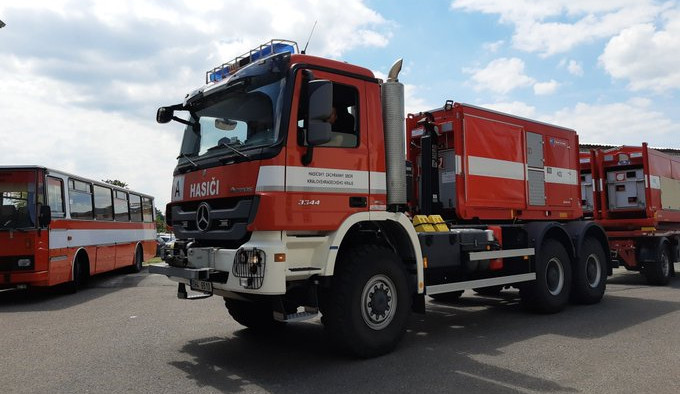 Hasiči z Hradce odjeli čerpat vodu do kamenolomu u elektrárny Chvaletice, je tu zatopená technologická linka