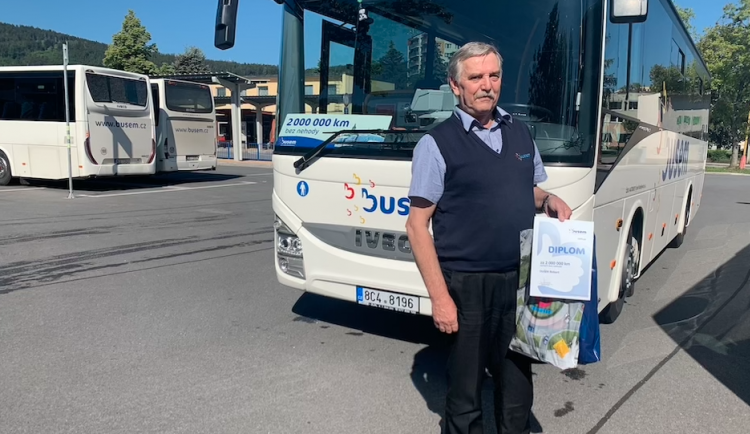 Někteří šoféři si problémy dělají sami. Určitě nemá cenu buzerovat a rozčilovat se, říká autobusák Robert Dušek