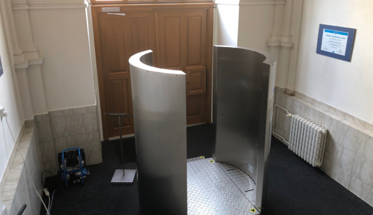 Na přerovské Vysoké škole logistiky instalovali desinfekční bránu