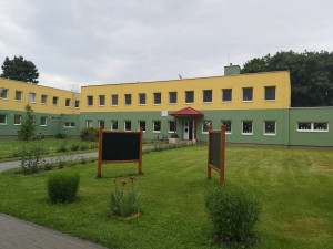 FOTO: Policie musela nechat vyklidit celou školu i školku. Někdo nahlásil, že vyletí do povětří