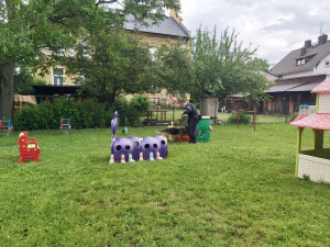 FOTO: Policie musela nechat vyklidit celou školu i školku. Někdo nahlásil, že vyletí do povětří