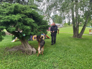FOTO: Policie musela nechat vyklidit celou školu i školku. Někdo nahlásil, že vyletí do povětří