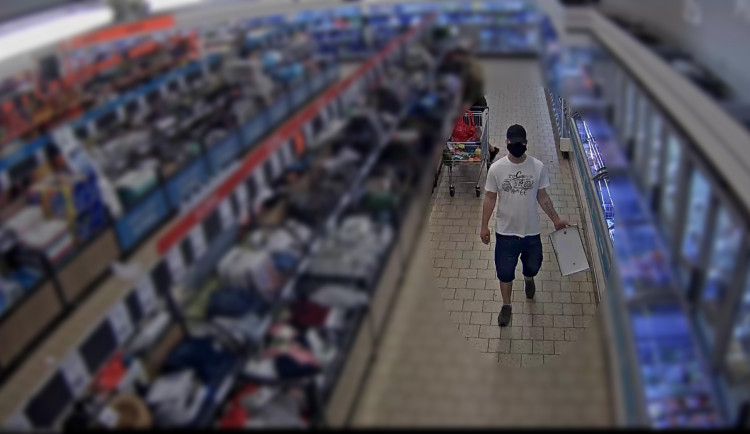 VIDEO: Zloděj ukryl fotopasti do kalhot, za triko a odešel. Policie žádá o pomoc při pátrání