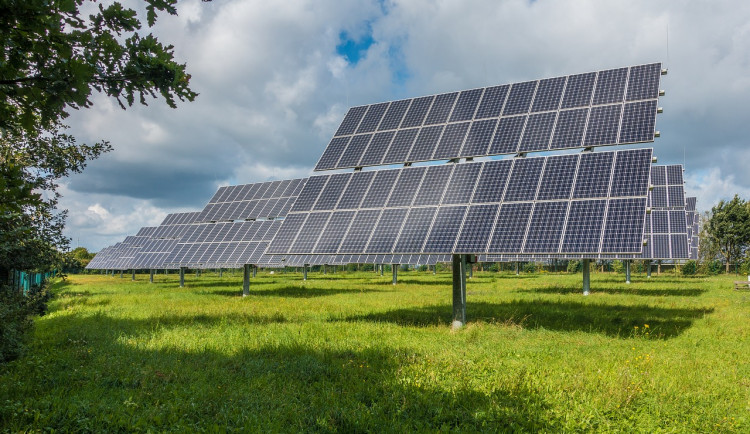 Muži chtěli pobírat dotace na solární elektrárnu, která neexistovala. Hrozí jim deset let