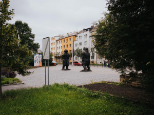FOTO: Velké bronzové sochy lidoopů už stojí na svém místě u Rudolfovy aleje. Váží tři čtvrtě tuny