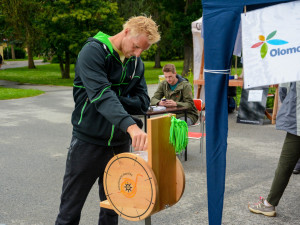 Lukáš Klimek s dřevěným vozíčkem