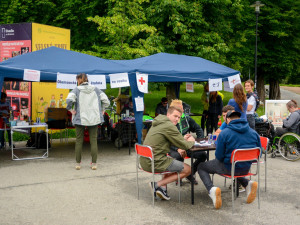 FOTO: Štafety na vozíku se účastnili hokejisté i zpěváci. Plánuje se už další zajímavá akce